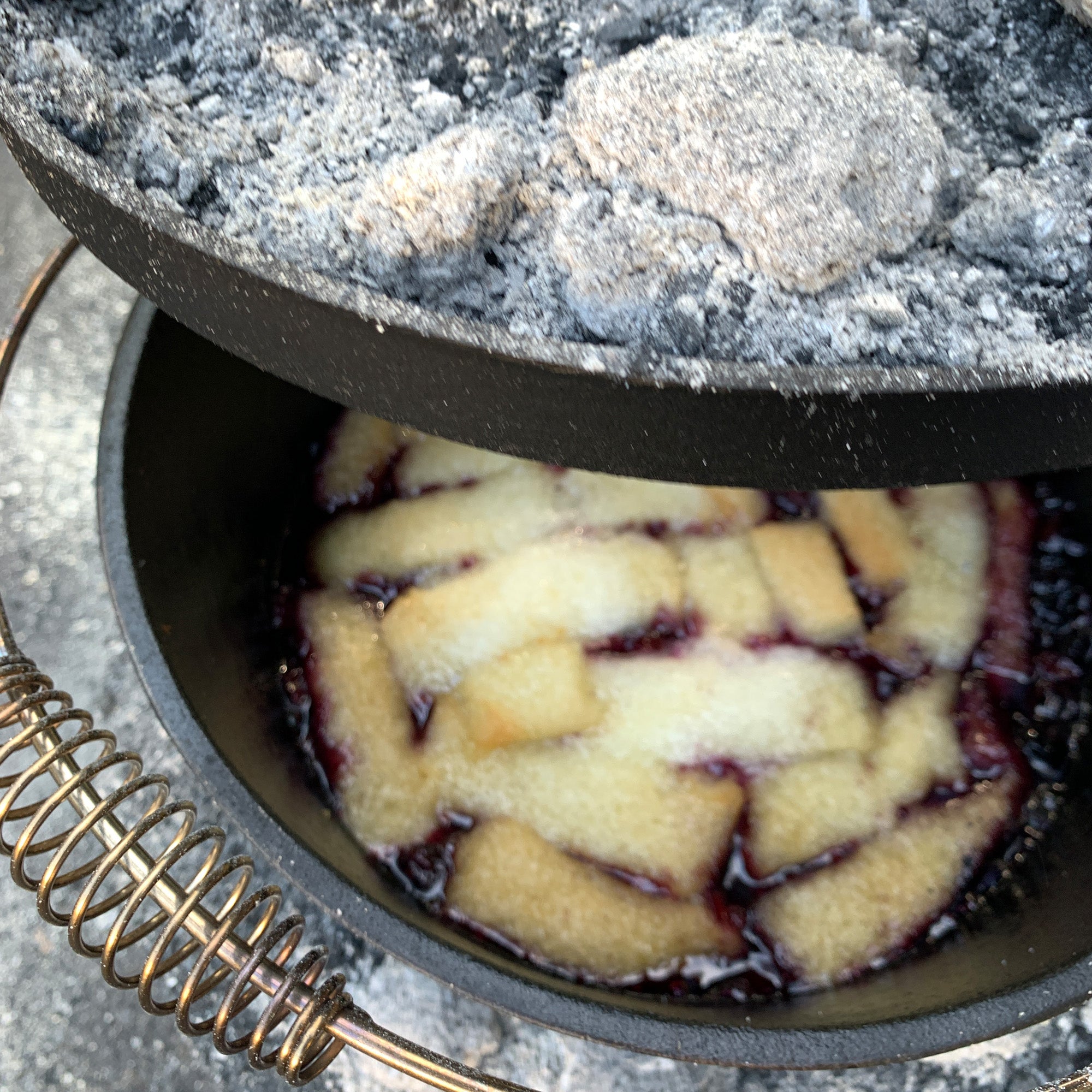 Cast iron Dutch Oven 2 QT Cowboy Campfire